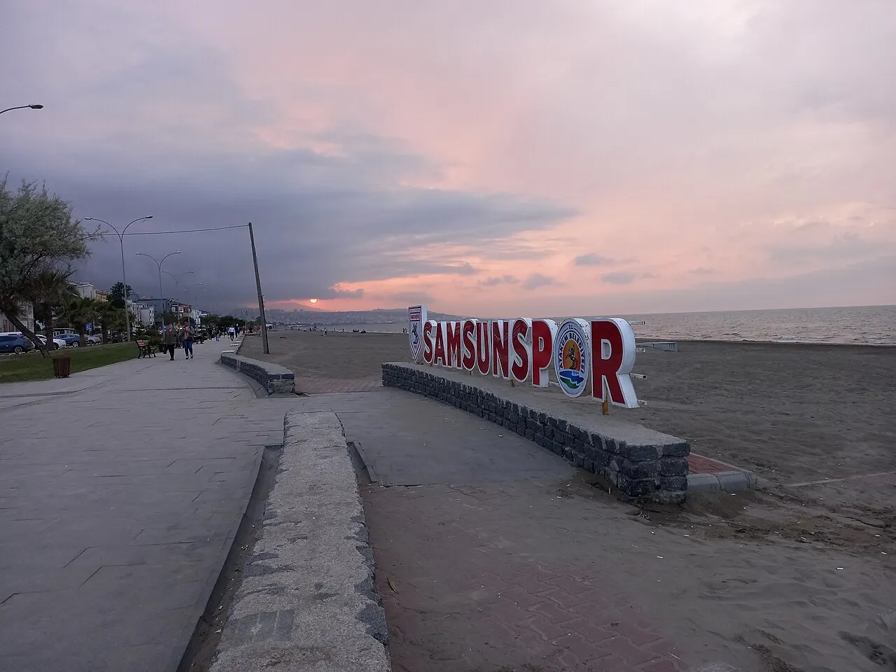 İncesu plajında kumsal ve deniz